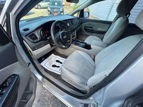 Used 2016 Kia Sedona LX w/ Option Group 020 FWD image 7