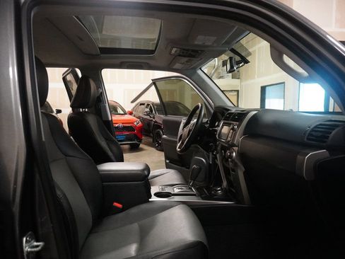 Used 2017 Toyota 4Runner SR5 Premium image 6