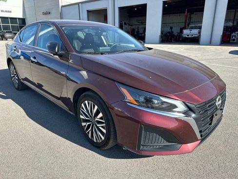 Used 2024 Nissan Altima 2.5 SV FWD image 2