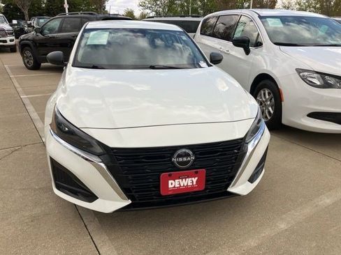 Used 2025 Nissan Altima 2.5 SV FWD image 2
