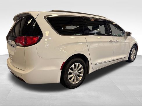 Used 2017 Chrysler Pacifica Touring-L FWD image 5