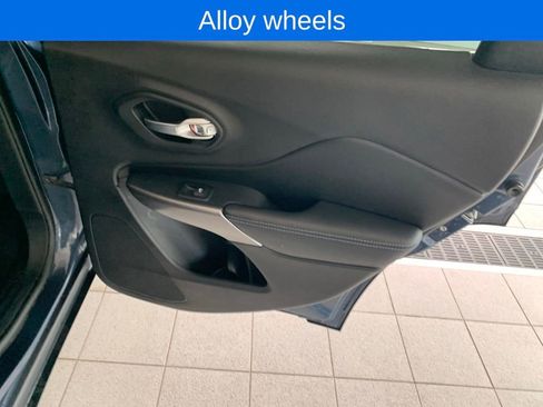 Used 2019 Jeep Cherokee Latitude Plus w/ Cold Weather Group AWD/4WD image 16