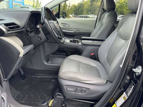 Used 2021 Toyota Sienna Limited FWD image 22