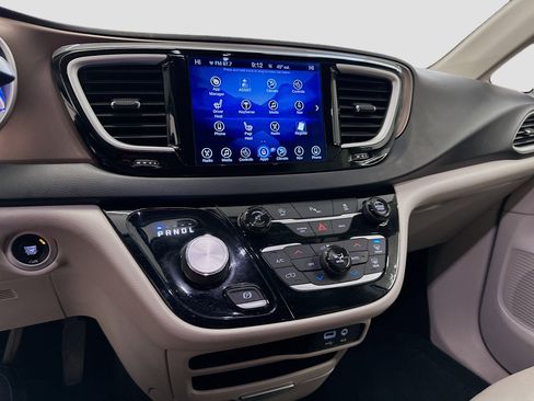 Used 2017 Chrysler Pacifica Touring-L image 26