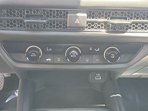 Used 2025 Honda HR-V LX image 27