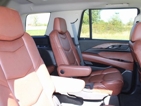 Used 2018 Cadillac Escalade Premium Luxury image 25