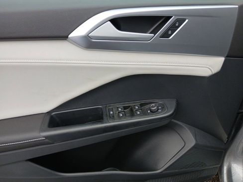 New 2025 Volkswagen Taos SE image 11