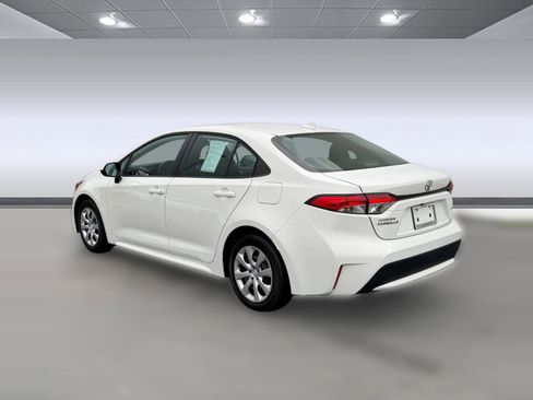 Used 2022 Toyota Corolla LE image 3