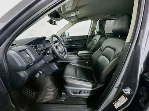 Used 2025 Nissan Pathfinder SL FWD image 13