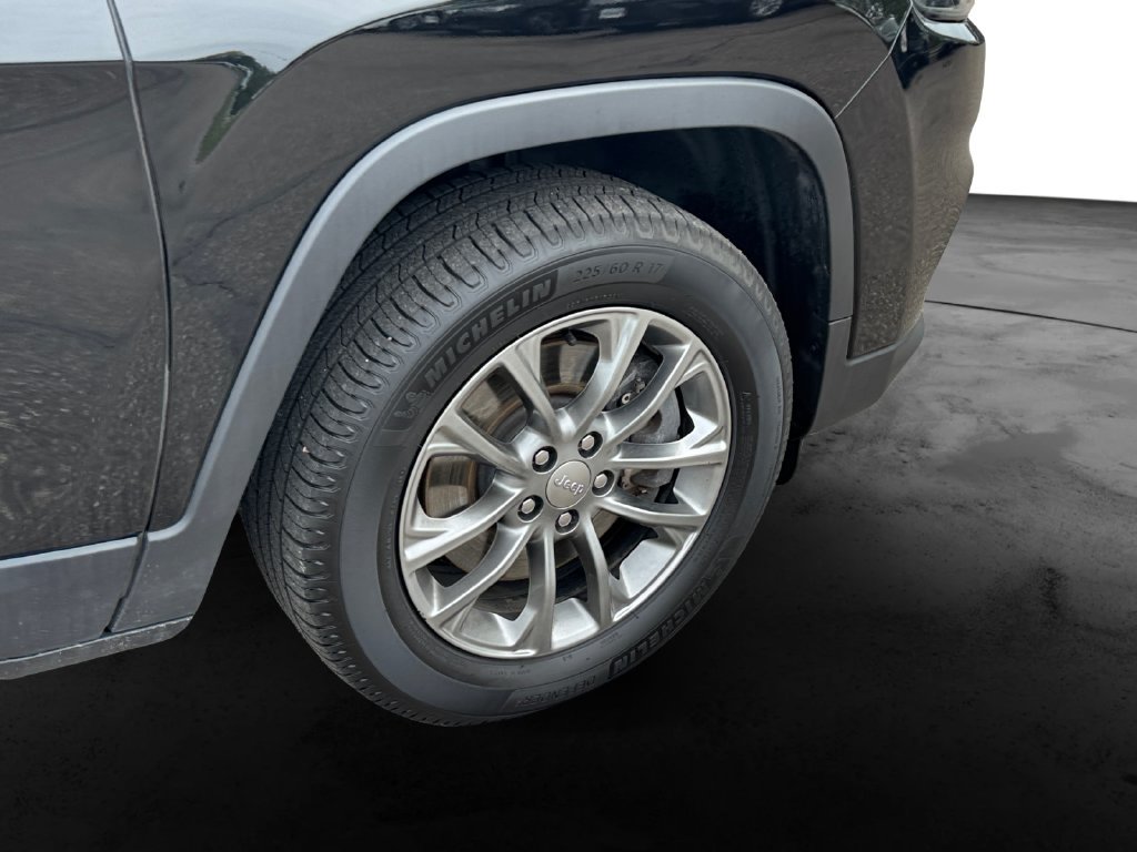 Used 2019 Jeep Cherokee Latitude Plus w/ Comfort/Convenience Group AWD/4WD image 12