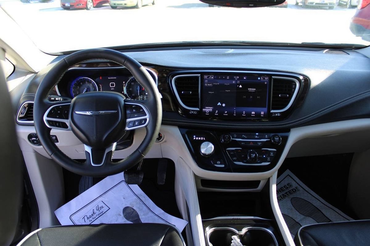 Used 2023 Chrysler Pacifica Limited FWD image 2