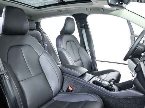 Certified 2025 Volvo XC40 B5 Core image 24