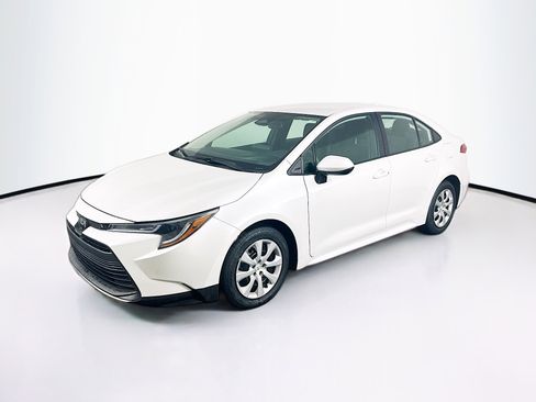 Used 2024 Toyota Corolla LE image 3
