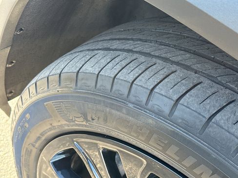 Used 2023 GMC Acadia SLT w/ Elevation Edition image 11