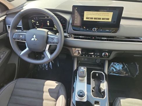 New 2025 Mitsubishi Outlander SE image 14