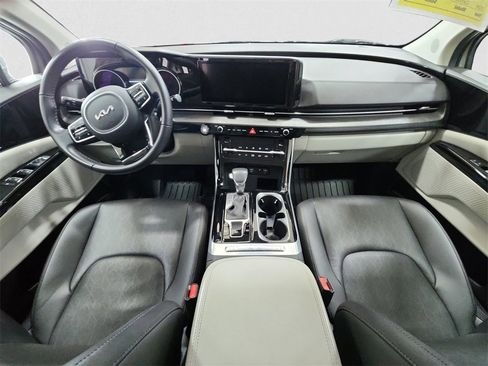 Used 2024 Kia Carnival EX image 10