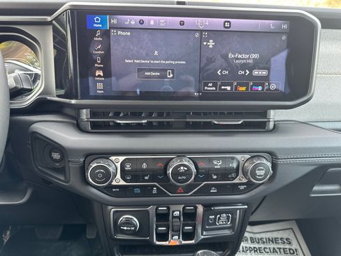 Used 2025 Jeep Wrangler Sahara image 21