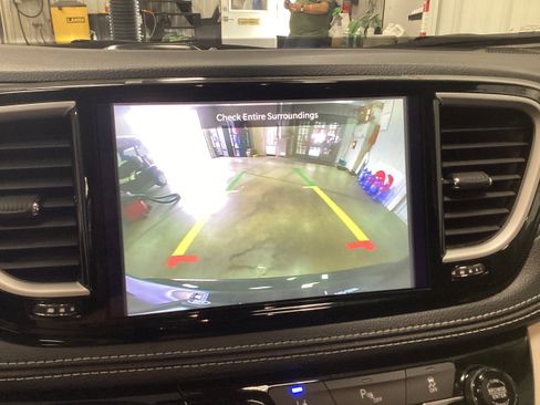 Used 2024 Chrysler Pacifica Limited FWD image 26
