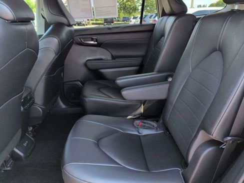 Used 2023 Toyota Highlander XLE FWD image 14
