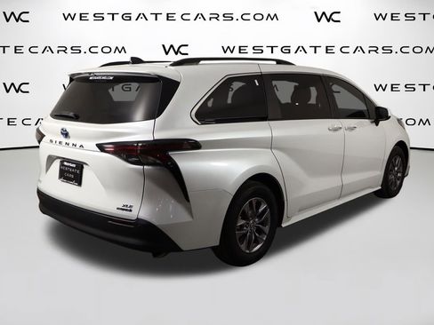 Used 2024 Toyota Sienna XLE FWD image 52
