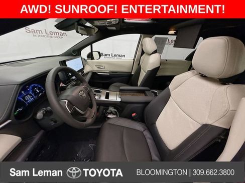 Used 2025 Toyota Sienna Platinum image 22