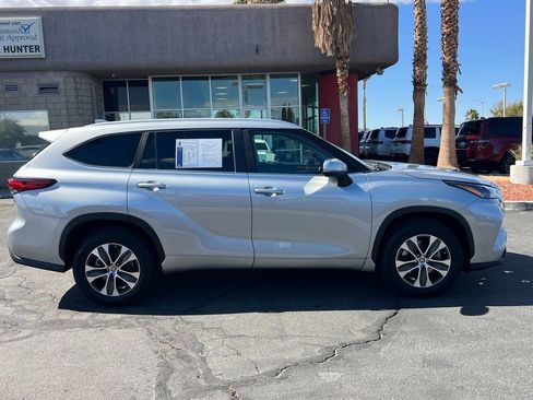 Used 2023 Toyota Highlander XLE image 7