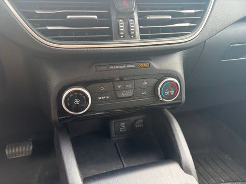 Used 2022 Ford Escape SE FWD image 17