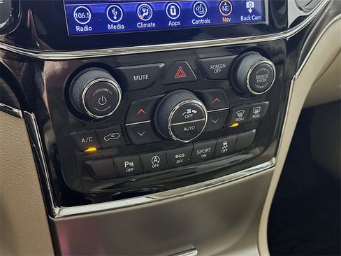 Used 2019 Jeep Grand Cherokee Limited w/ Trailer Tow Group IV image 18