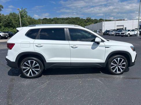 Used 2024 Volkswagen Taos SE w/ MDO Package FWD image 4