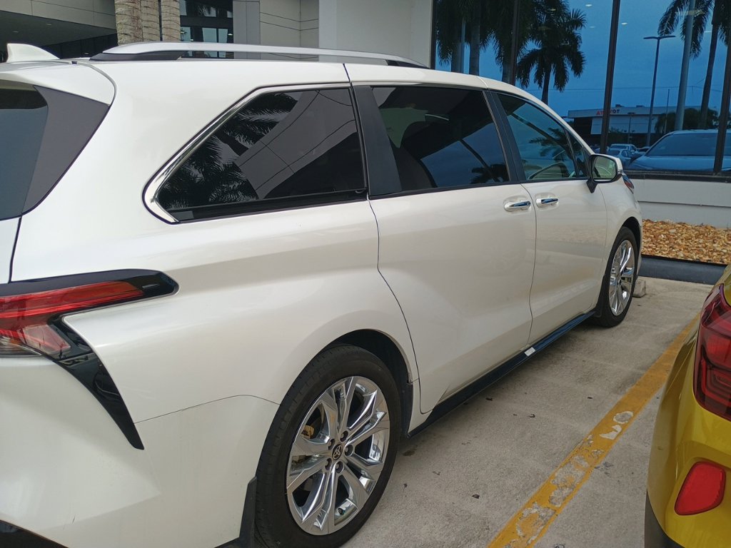Used 2024 Toyota Sienna Platinum FWD image 7