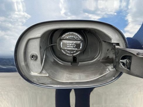 Certified 2018 Porsche Macan AWD/4WD image 42