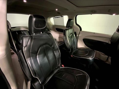 Used 2023 Chrysler Pacifica Limited image 23