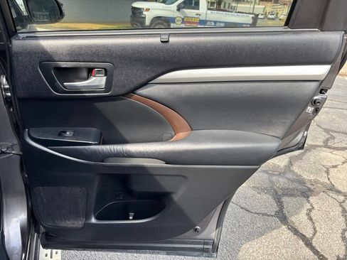 Used 2014 Toyota Highlander XLE FWD image 24