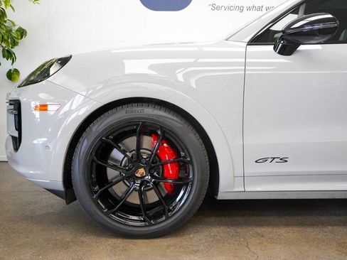 Used 2025 Porsche Cayenne GTS AWD/4WD image 8