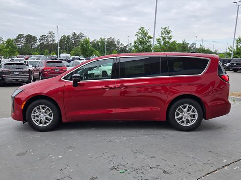 New 2027 Chrysler Pacifica Select FWD image 4