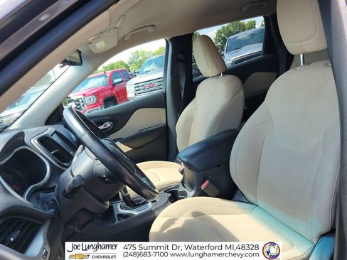 Used 2017 Jeep Cherokee Latitude w/ Safety/Convenience Group FWD image 19