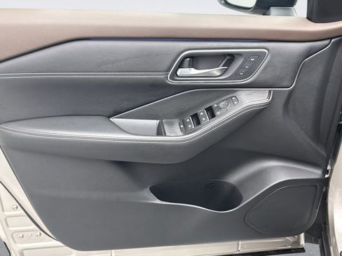 Used 2023 Nissan Rogue Platinum w/ Platinum Premium Package image 9