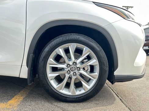 Used 2020 Toyota Highlander Limited image 14