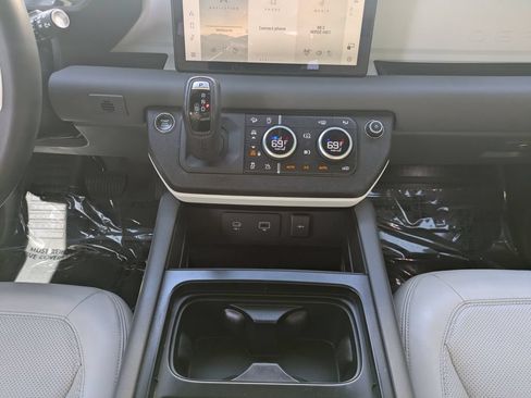 Used 2023 Land Rover Defender 110 SE AWD/4WD image 19
