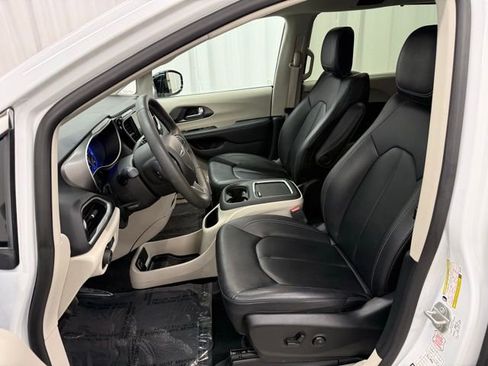 Used 2024 Chrysler Pacifica Touring-L image 5