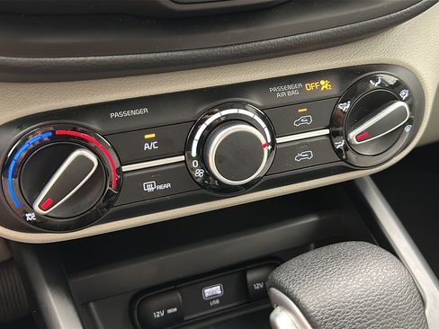 Used 2025 Kia Soul LX w/ LX Technology Package FWD image 19
