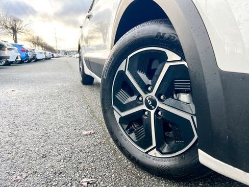 Certified 2024 Kia Niro EX image 2