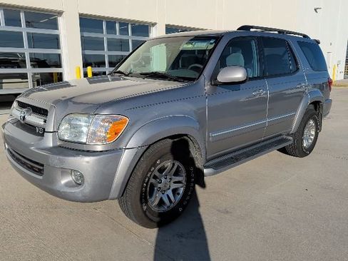 Used 2005 Toyota Sequoia SR5 image 3