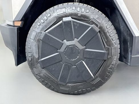 Used 2025 Tesla Cybertruck 2WD Crew Cab image 11
