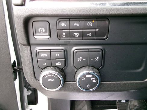 Used 2025 Chevrolet Tahoe LT AWD/4WD image 17
