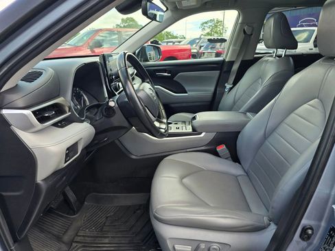 Used 2022 Toyota Highlander XLE AWD/4WD image 23
