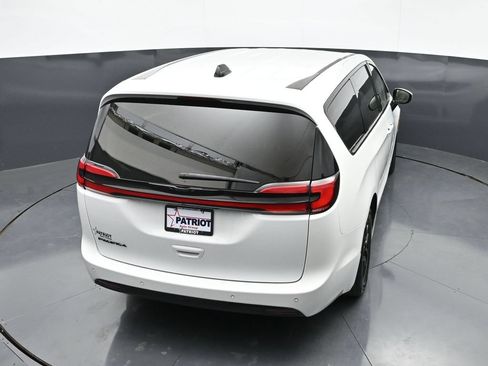 Used 2023 Chrysler Pacifica Touring-L FWD image 38