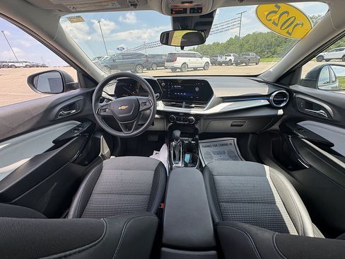Used 2025 Chevrolet Trax LT FWD image 21