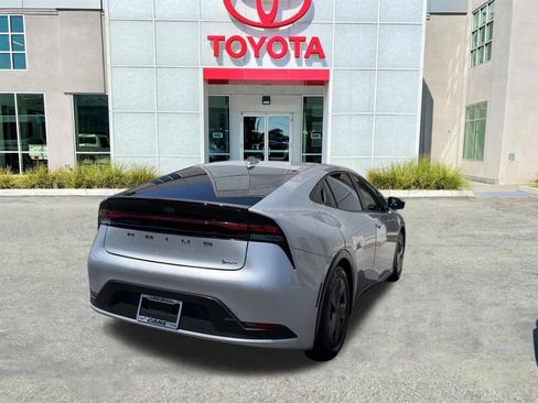 Used 2023 Toyota Prius LE FWD image 7