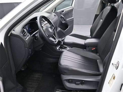 Used 2024 Volkswagen Tiguan SE image 27